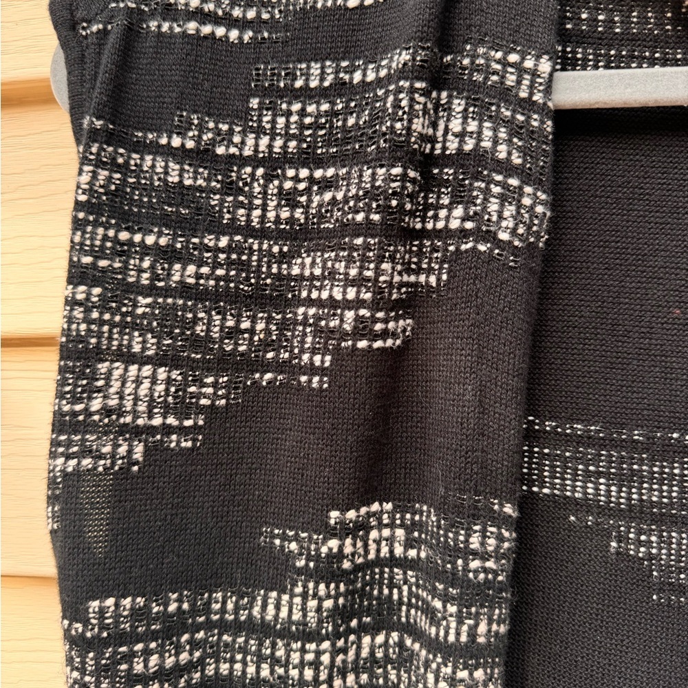 Chicos Woman’s Black and White Open Front Knit Vest Size 0 (4/6) Abstract Print - Picture 3 of 14